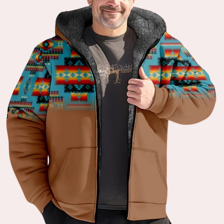 Man in bruine hoodie met kleurrijk Azteeks patroon en grijze voering. Perfect voor wintermode, casual stijl, warme kleding.