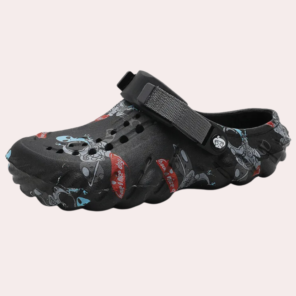 Zwarte klomp met cartoonprint, verstelbare band en ventilatiegaten. Comfortabele unisex schoenen, ideaal voor dagelijks gebruik en casual outfits.