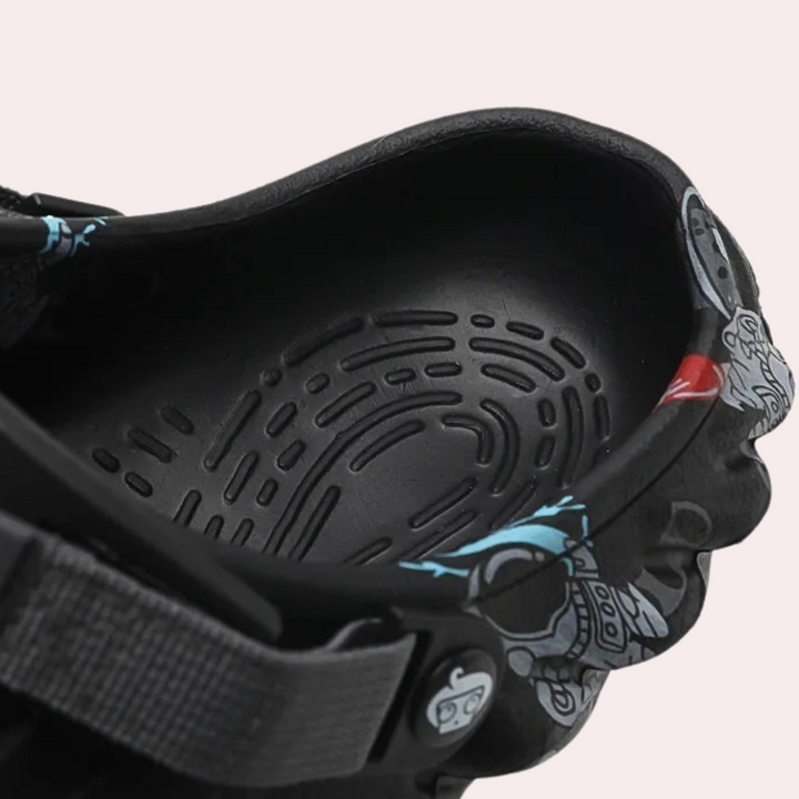 Zwarte sandalen met ergonomisch voetbed, kleurrijke cartoonprint en verstelbare band. Comfortabele zomerschoenen voor dagelijks gebruik.