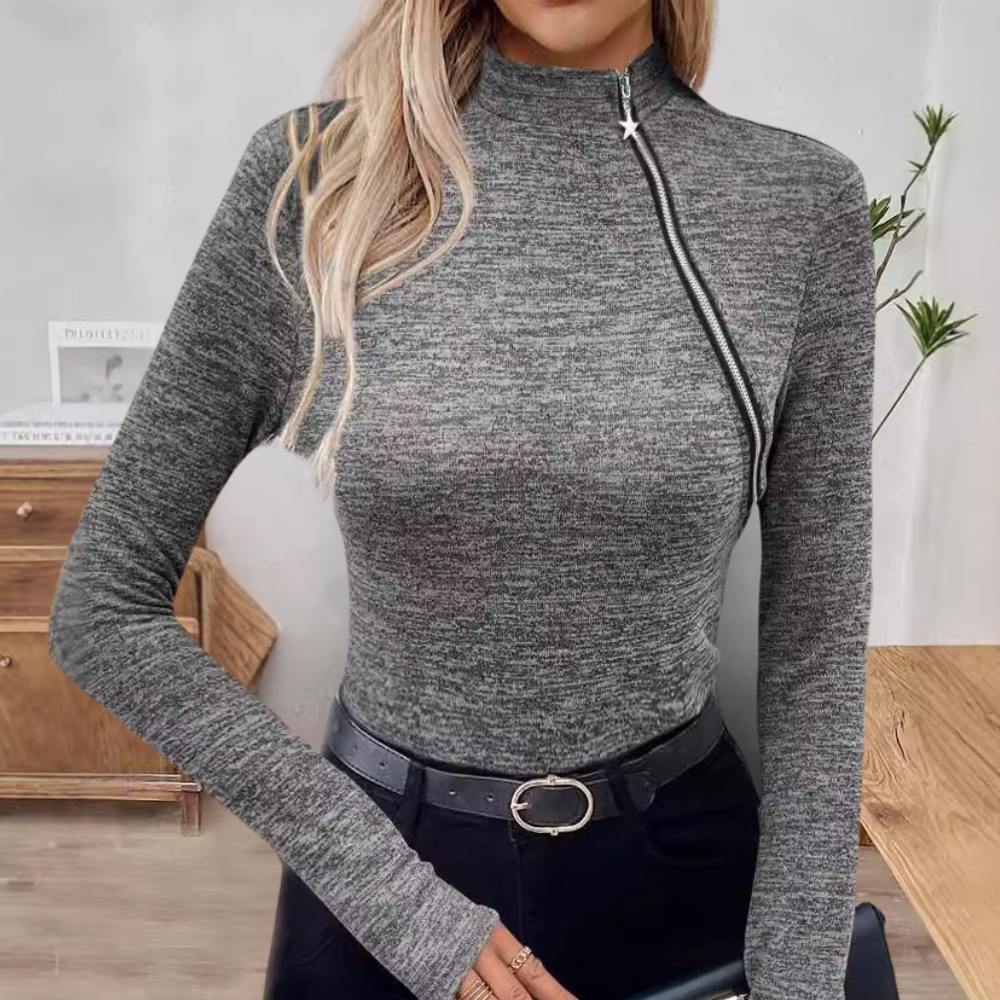 Grijze damestrui met lange mouwen en asymmetrische ritssluiting, gedragen door een vrouw. Modieuze herfstkleding, casual en stijlvol design.