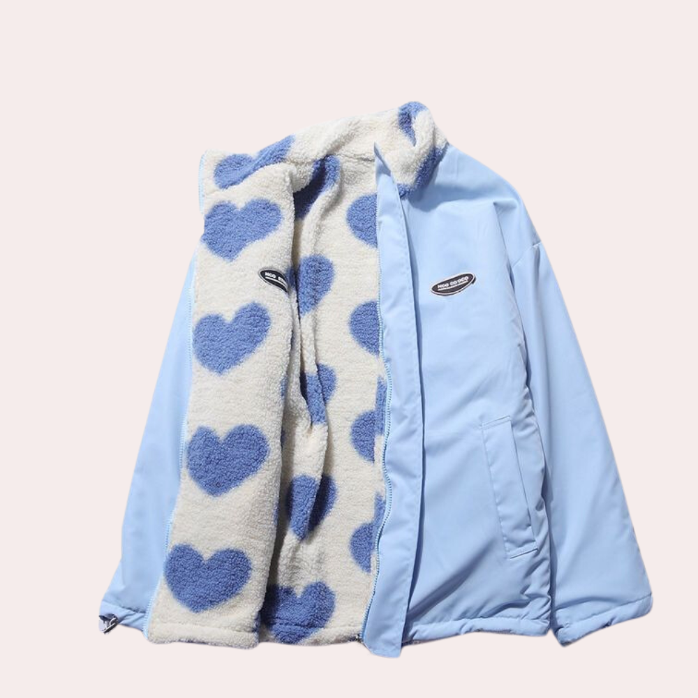 Lichtblauwe jas met witte fleece voering en blauwe hartjes, trendy wintermode, warme damesjas, stijlvolle buitenkleding, modieuze jas voor dames.