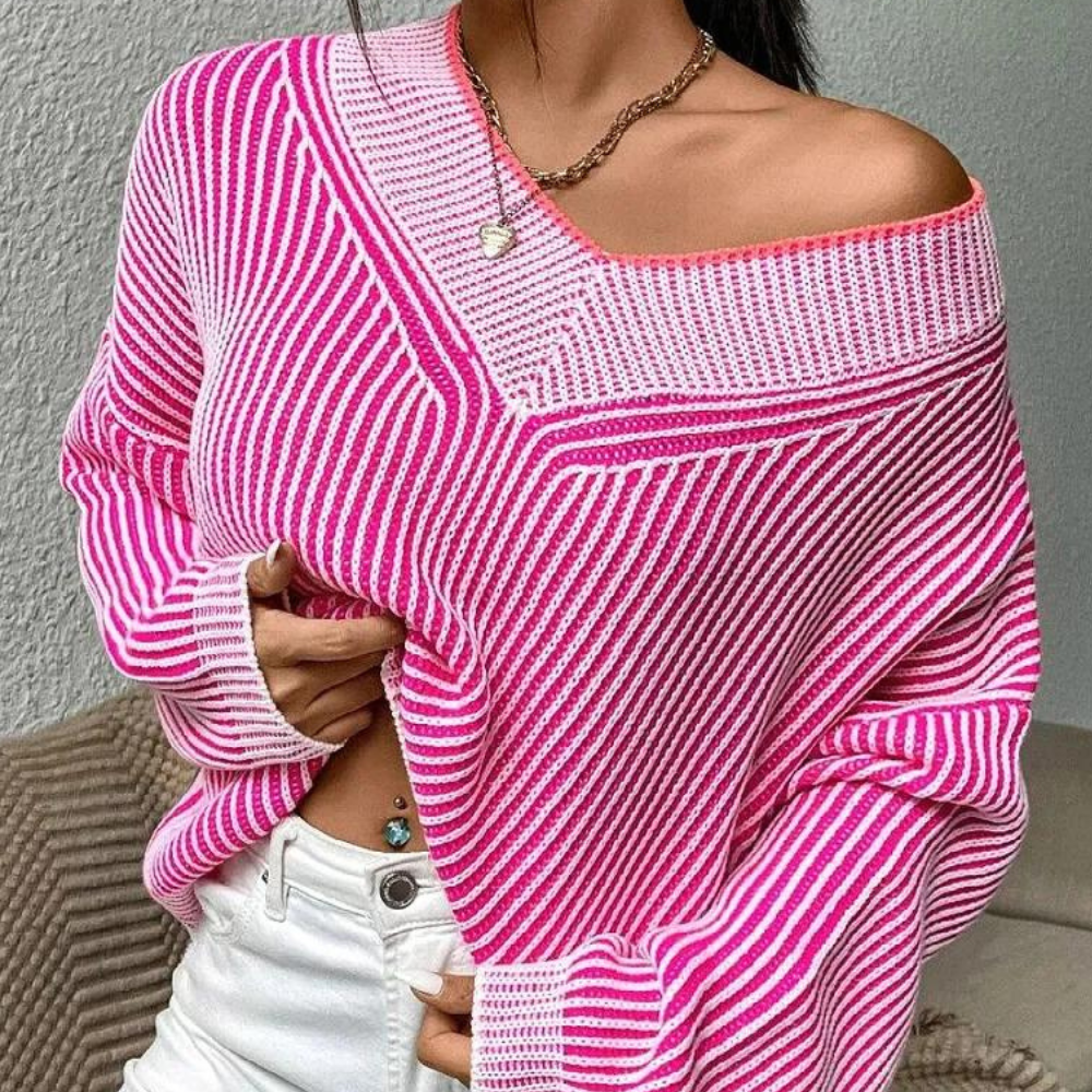 Roze en witte gestreepte trui, off-shoulder stijl, gedragen door model. Trendy damesmode, casual outfit, comfortabele gebreide stof.
