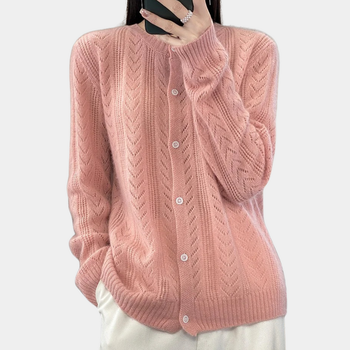 Roze gebreid damesvest met knoopsluiting, lange mouwen en kabelpatroon. Perfect voor herfstmode en casual outfits. Comfortabel en stijlvol design.