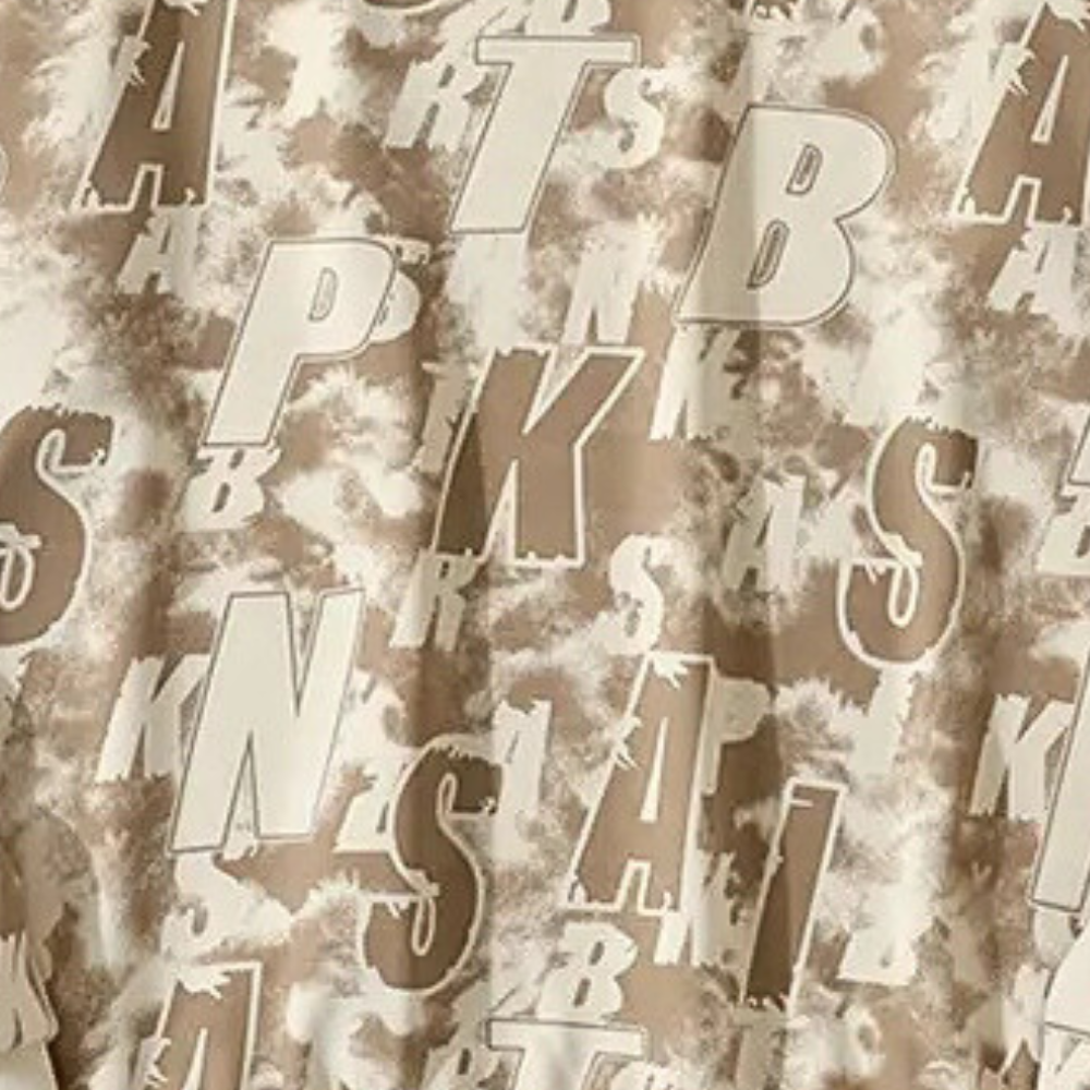 Beige en bruine stof met abstracte letters en patronen, ideaal voor moderne interieurdecoratie en textielontwerp.