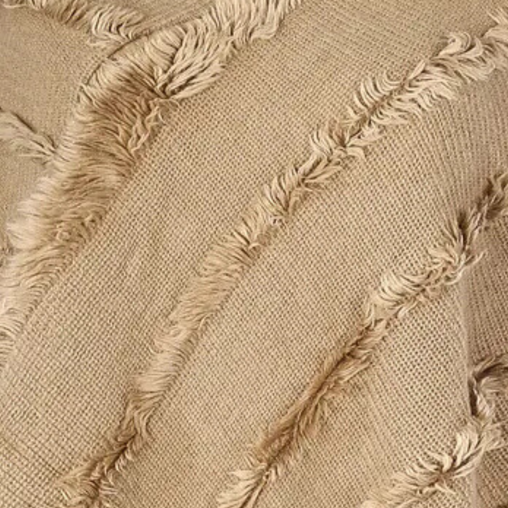 Beige geweven stof met franjes, close-up textuur. Perfect voor interieurdecoratie, gordijnen of meubelstoffering. Natuurlijke, rustieke uitstraling.