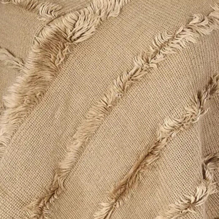 Beige geweven stof met franjes, close-up textuur. Perfect voor interieurdecoratie, gordijnen of meubelstoffering. Natuurlijke, rustieke uitstraling.