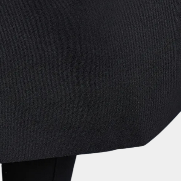 Zwarte stoffen rok, close-up textuur, minimalistisch ontwerp, modieuze dameskleding, elegant en veelzijdig voor dagelijks gebruik en speciale gelegenheden.