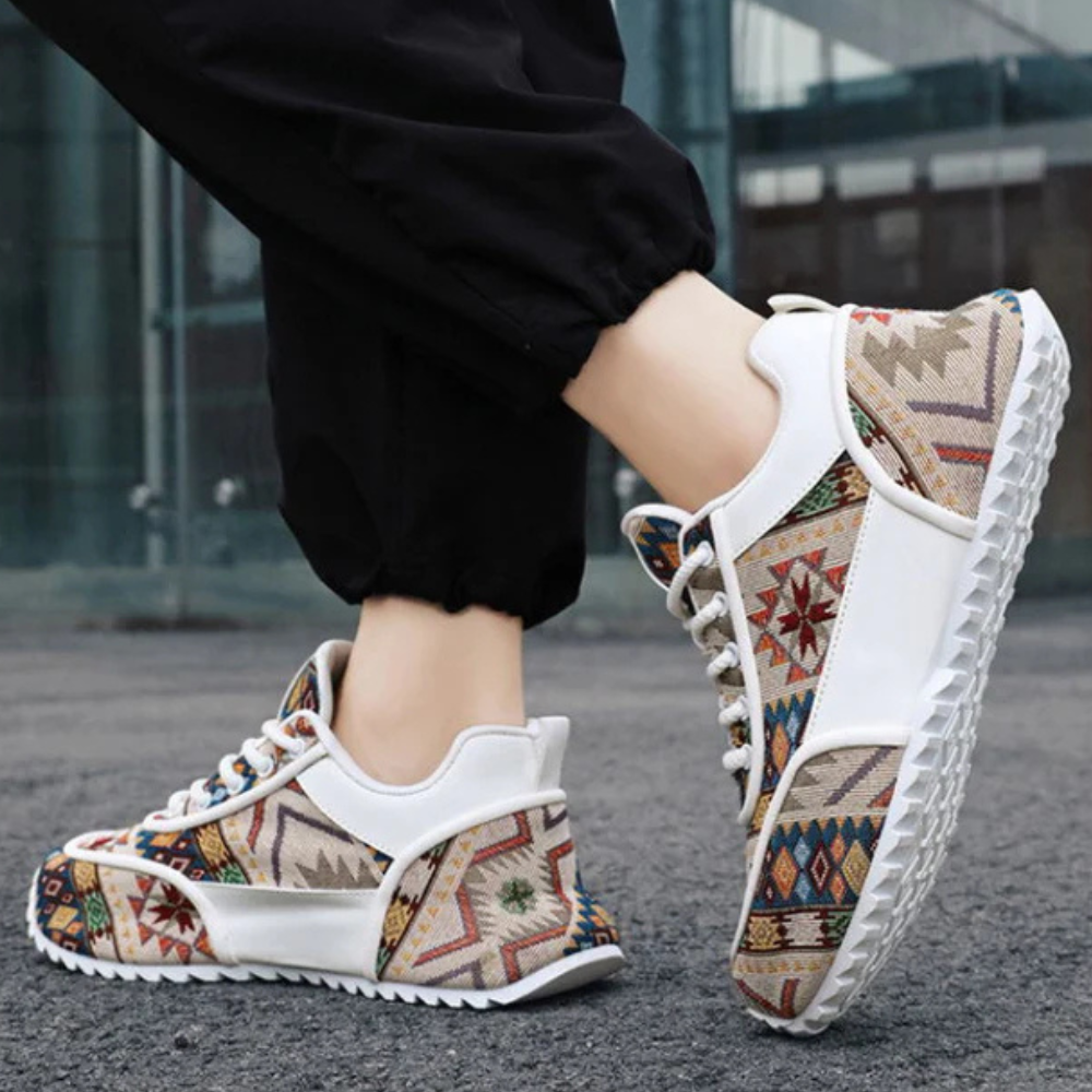 Stijlvolle sneakers met kleurrijk etnisch patroon, comfortabele witte zolen, perfect voor casual mode en streetwear trends.