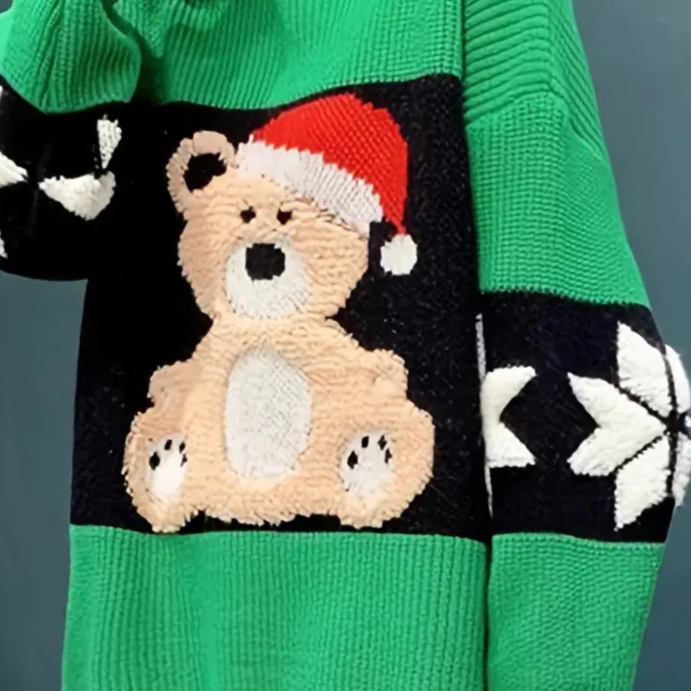 Groene kersttrui met gebreide teddybeer in kerstmanmuts, sneeuwvlokkenpatroon. Perfect voor feestdagen, wintermode, warme kleding.