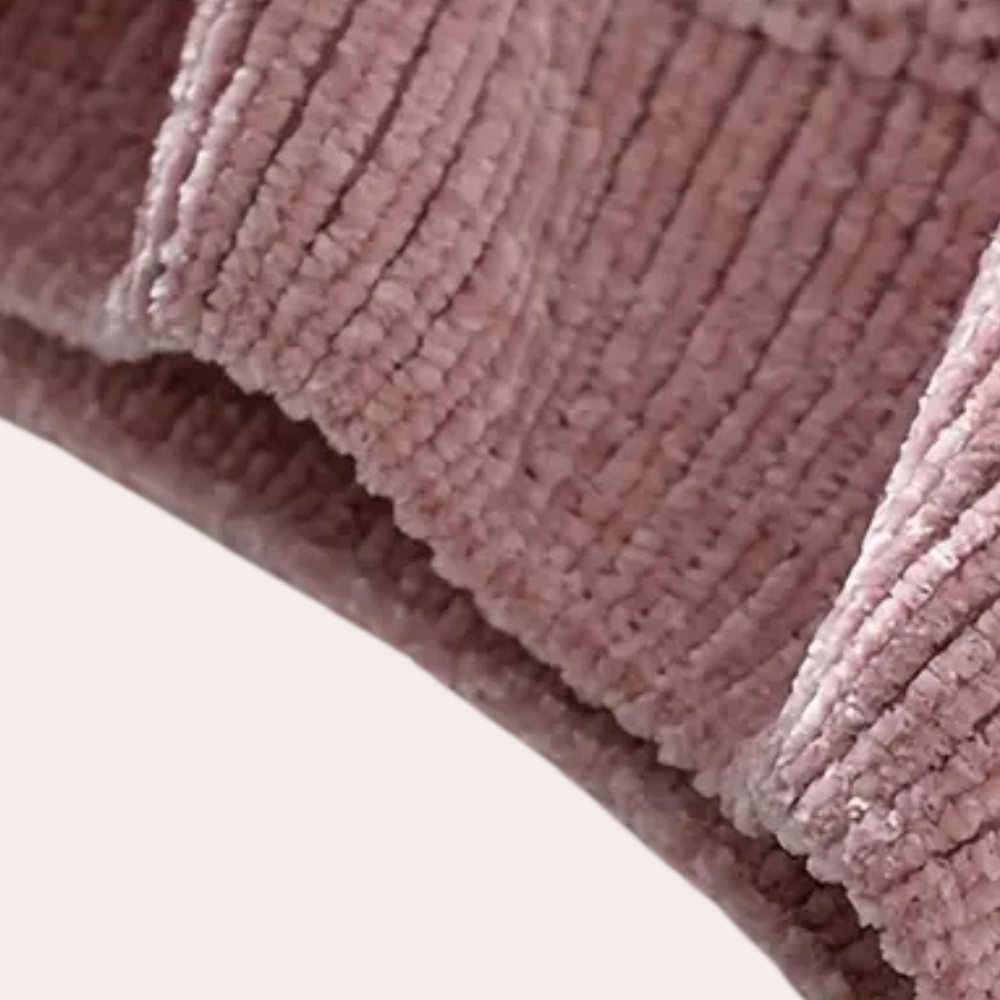 Roze corduroy stof close-up, geribbelde textuur, zachte en duurzame stof voor mode en interieur, trendy materiaal voor kleding en meubels.
