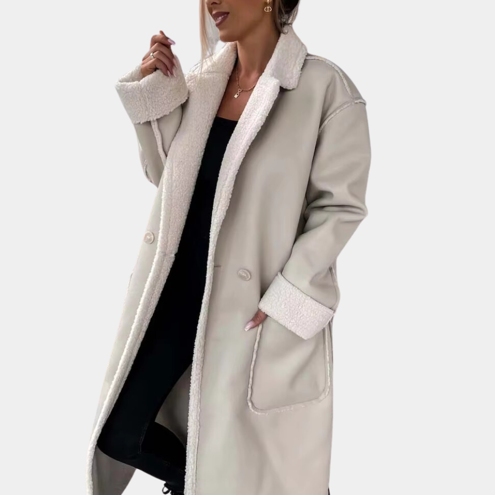 Vrouw draagt stijlvolle beige wollen jas met schapenvachtkraag en zakken, ideaal voor wintermode. Elegante damesjas, trendy en warm.