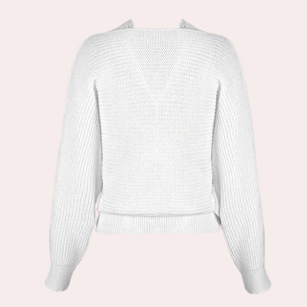 Witte gebreide damestrui met lange mouwen, rugaanzicht. Modieuze winterkleding, comfortabel en stijlvol. Perfect voor koude seizoenen.