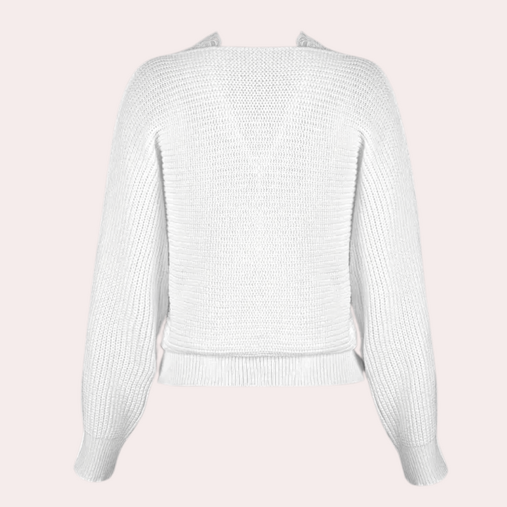 Witte gebreide damestrui met lange mouwen, rugaanzicht. Modieuze winterkleding, comfortabel en stijlvol. Perfect voor koude seizoenen.