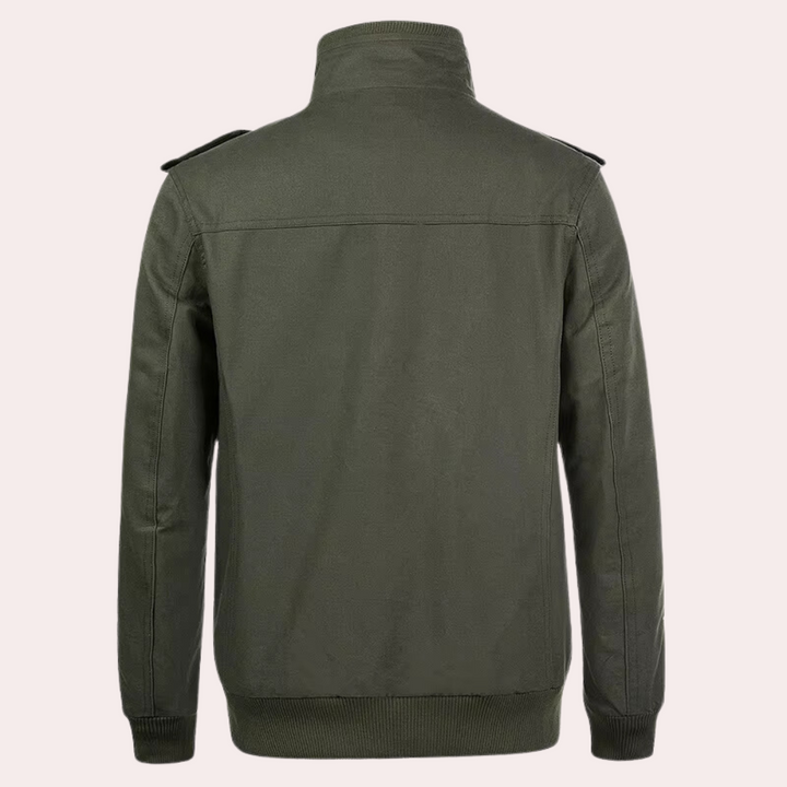 Olijfgroene herenjas met opstaande kraag en epauletten, gemaakt van katoenmix. Stijlvolle en veelzijdige jas voor casual en formele gelegenheden.
