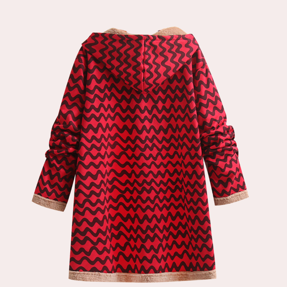 Rode oversized hoodie met zwarte zigzagpatroon, lange mouwen en capuchon, trendy en comfortabel, perfect voor casual wintermode.