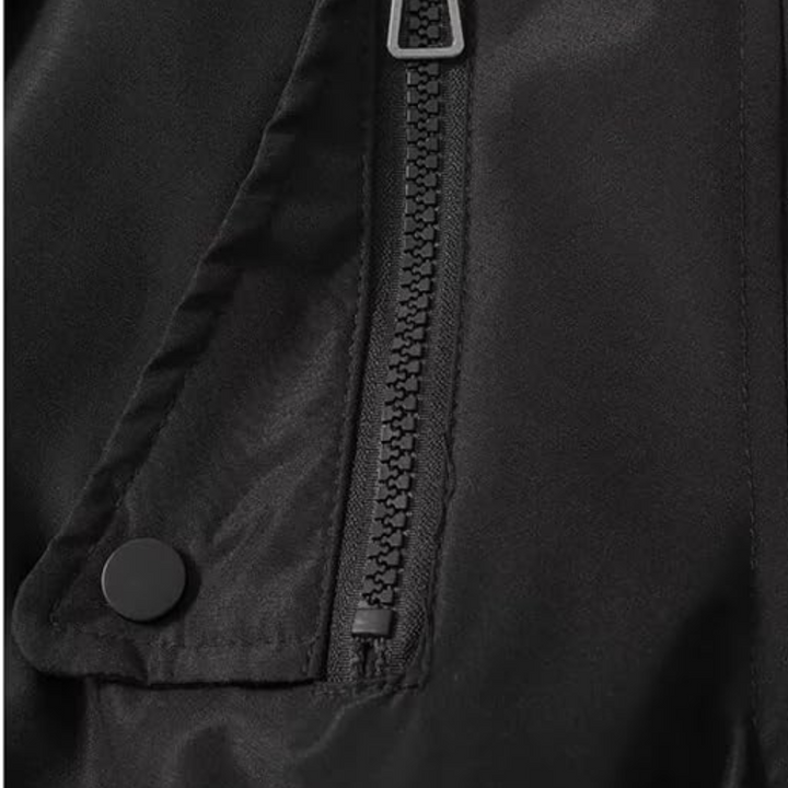 Zwarte jas met ritssluiting en knoopdetail, gemaakt van waterdichte stof. Ideaal voor herenmode, outdooractiviteiten en regenbescherming.