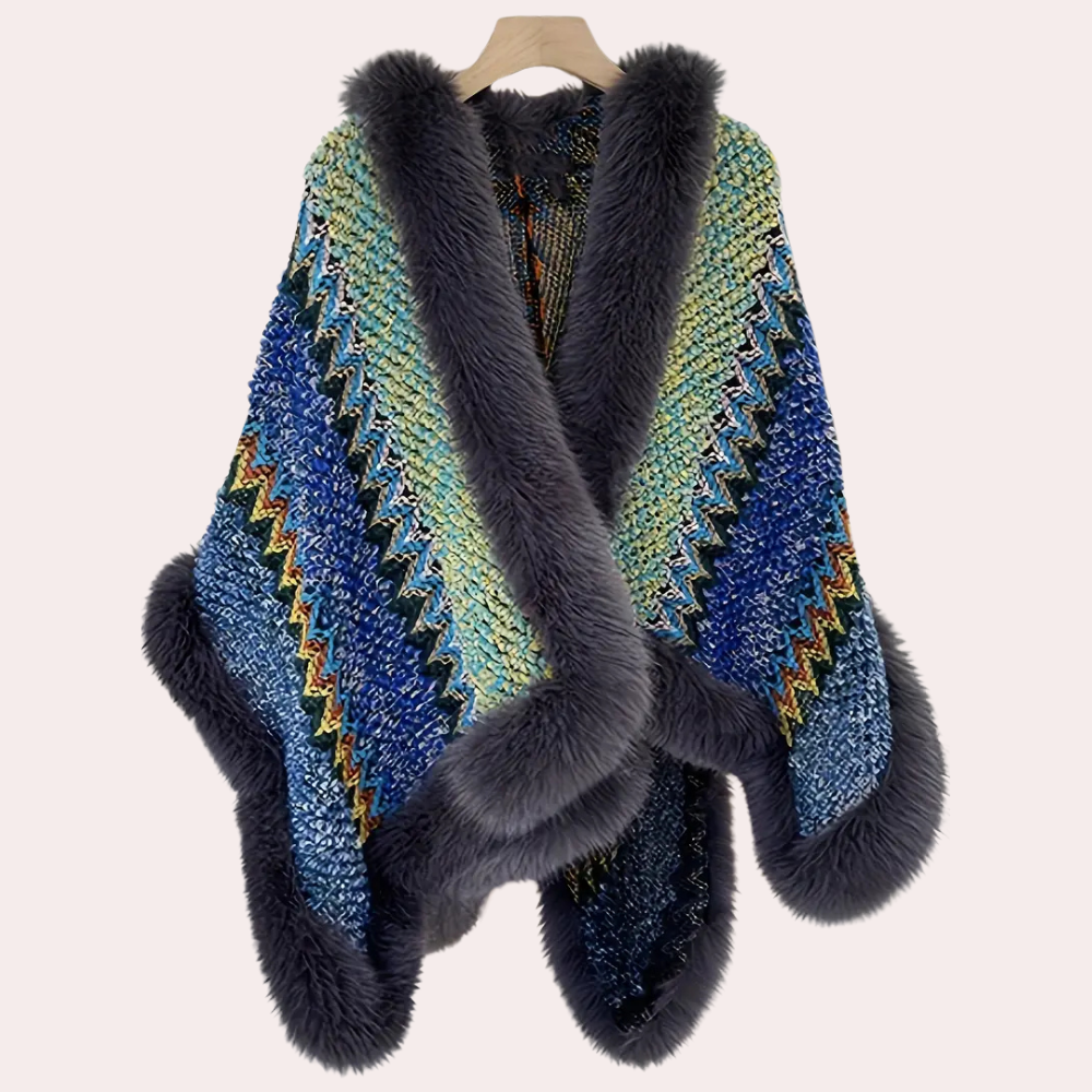 Kleurrijke gebreide poncho met zigzagpatroon en grijze bontkraag, stijlvolle damesmode, warme winterkledingaccessoire.