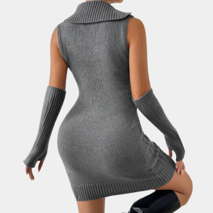 Grijze gebreide jurk met mouwloze handschoenen, rugaanzicht. Modieuze dameskleding, herfst/winter outfit, trendy en stijlvol design.