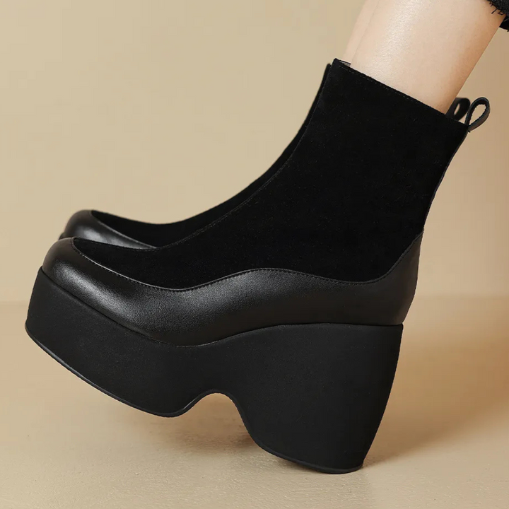 Zwarte platform enkellaarsjes met dikke zool, modern design, trendy damesmode, comfortabele hoge hakken, stijlvolle schoenen voor dagelijks gebruik.
