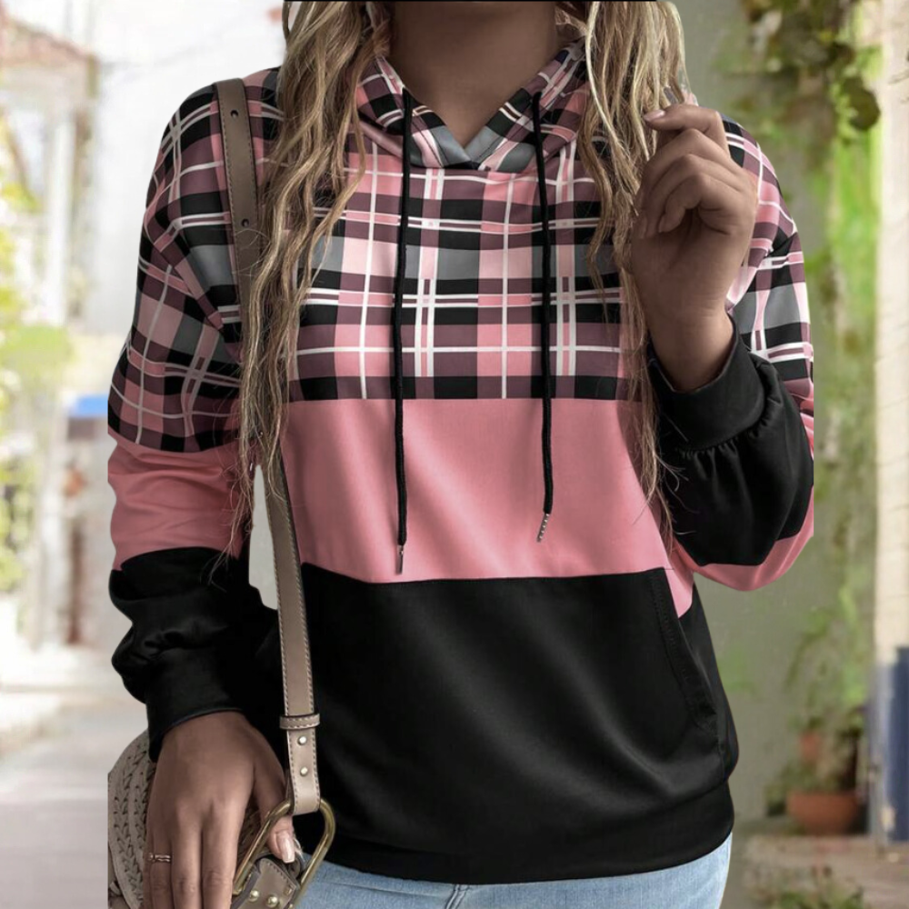 Vrouw in roze-zwart geruite hoodie met capuchon, casual mode, buitenomgeving, trendy dameskleding, herfststijl, comfortabele outfit.