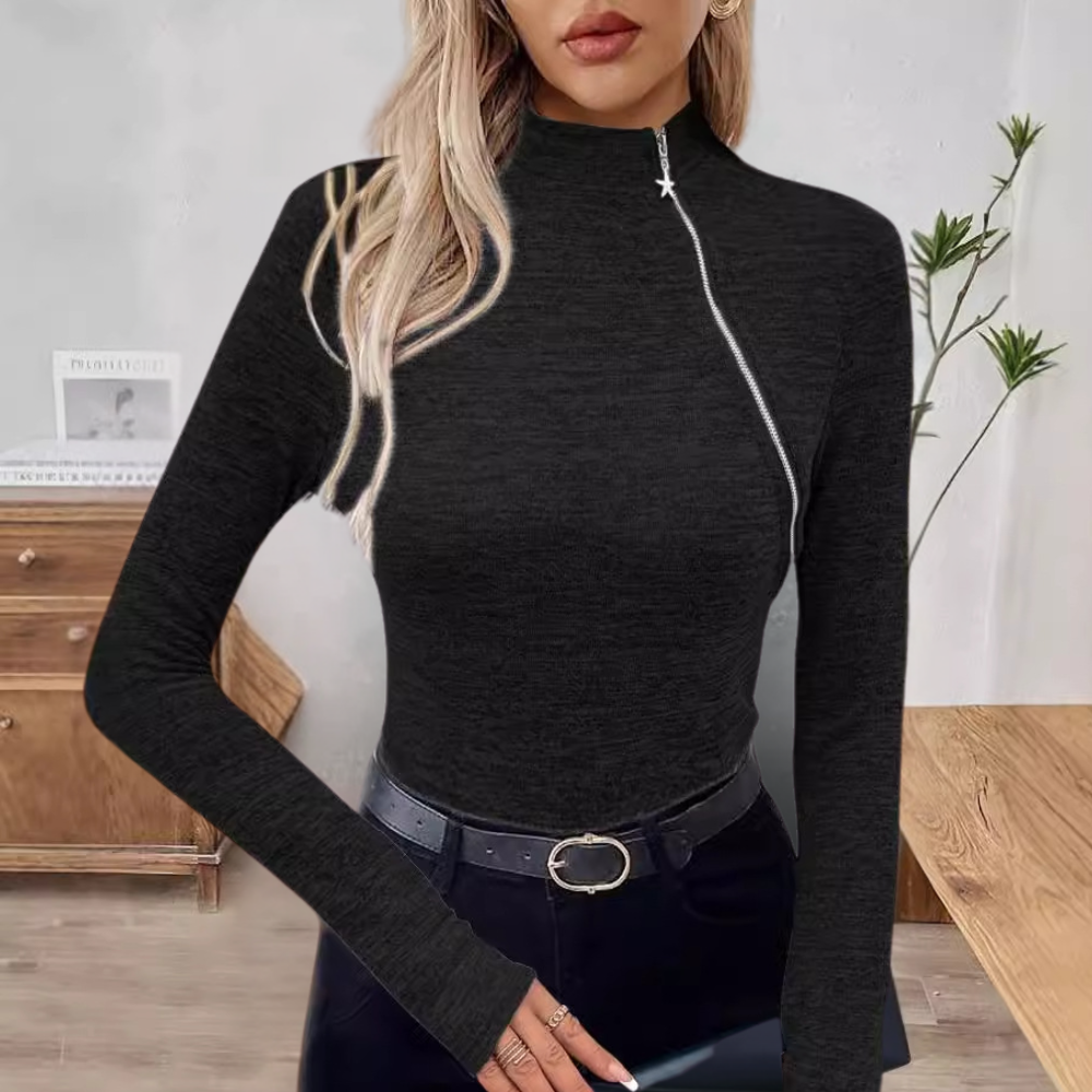 Vrouw in zwarte coltrui met ritssluiting, lange mouwen, stijlvolle outfit, moderne mode, casual chique, interieur met houten meubels.