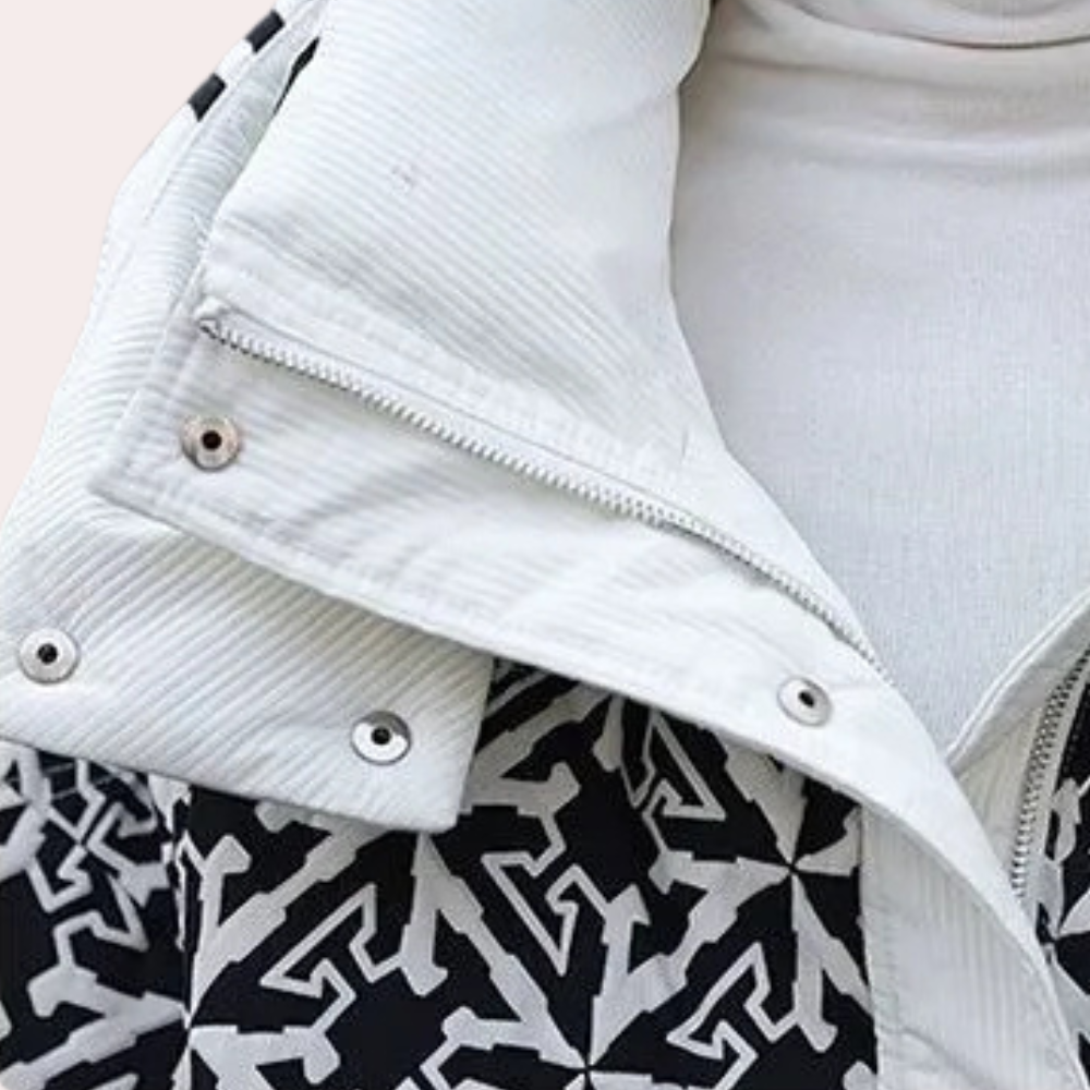 Witte gewatteerde jas met zwart geometrisch patroon en ritssluiting, modieuze winterkleding, stijlvolle damesjas, trendy design.