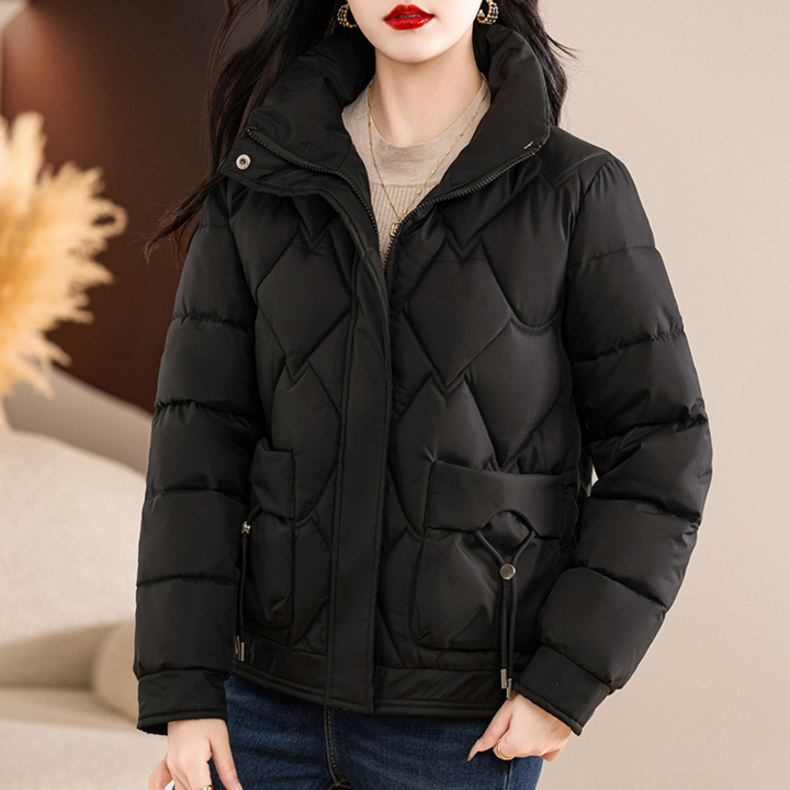 Vrouw in zwarte gewatteerde winterjas met rits en zakken, modieuze warme kleding voor dames, herfst-winter mode, casual stijl.