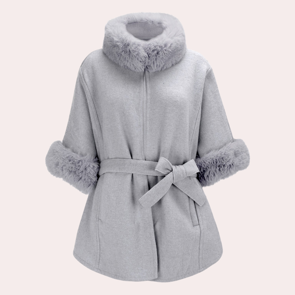 Grijze damesjas met ceintuur, kunstbont kraag en manchetten, wintermode, elegant design, warme kleding, stijlvolle damesjas.