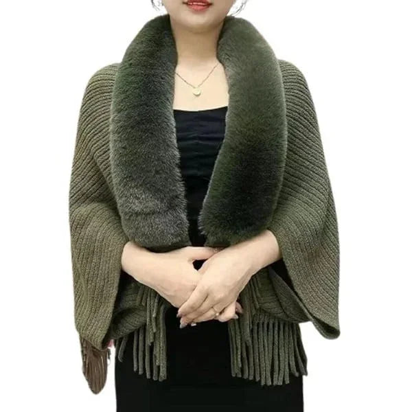Vrouw draagt groene gebreide sjaal met bontkraag en franjes, stijlvolle wintermode, warme damesaccessoires, elegant en modieus ontwerp.