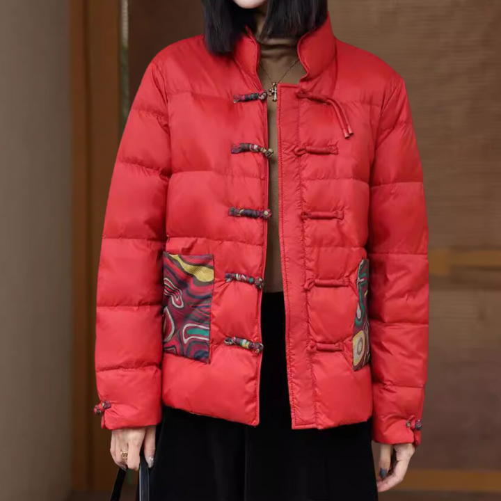 Rode gewatteerde jas met traditionele knoopsluiting en kleurrijke zakken, dames wintermode, warme kleding, stijlvolle jas voor koud weer.