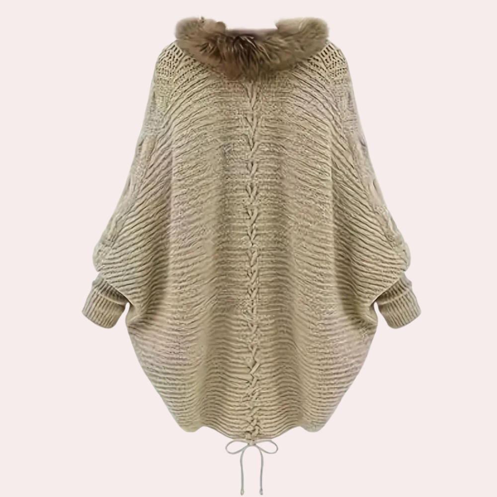 Beige gebreide poncho met capuchon en nepbontkraag, oversized pasvorm, kabelpatroon, damesmode, herfst-winter kleding, trendy en comfortabel.