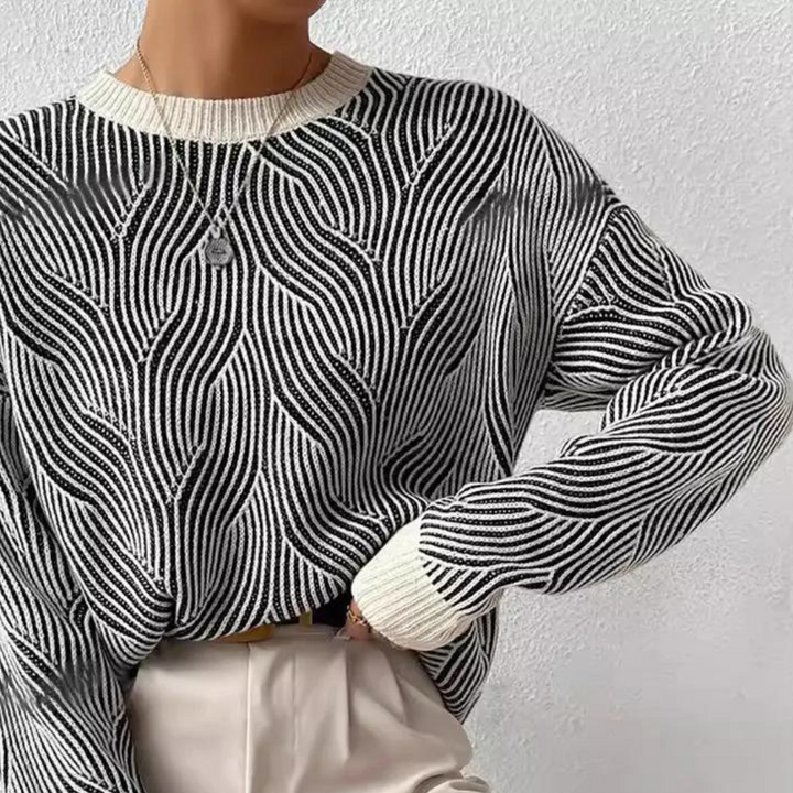 Damestrui met zwart-wit golvend streeppatroon, ronde hals en lange mouwen. Modieuze casual outfit, perfect voor herfst- en winterseizoenen.