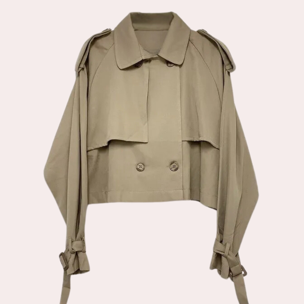 Beige cropped trenchcoat met dubbele knopenrij en riemdetails, modieuze damesjas, stijlvolle bovenkleding, herfstmode, trendy jasontwerp.
