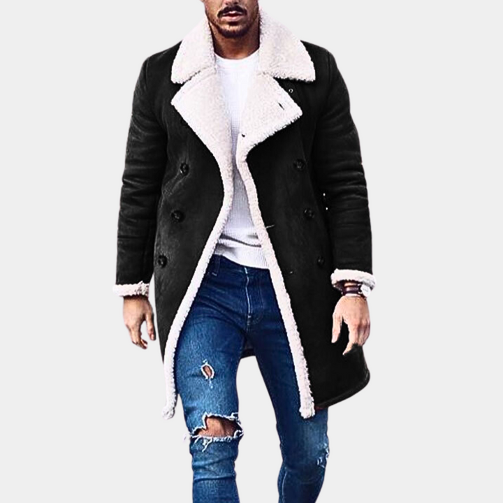 Zwarte herenjas met witte schapenvachtkraag, gedragen over een witte trui en gescheurde blauwe jeans. Stijlvolle wintermode voor mannen.