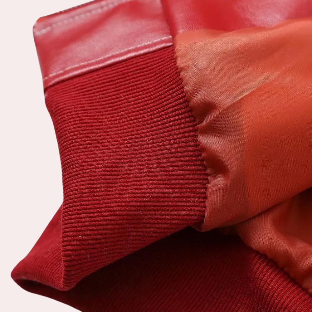 Rode leren jas met geribbelde manchetten, detailopname. Hoogwaardige mode, trendy kleding, stijlvolle rode jas voor dames en heren.