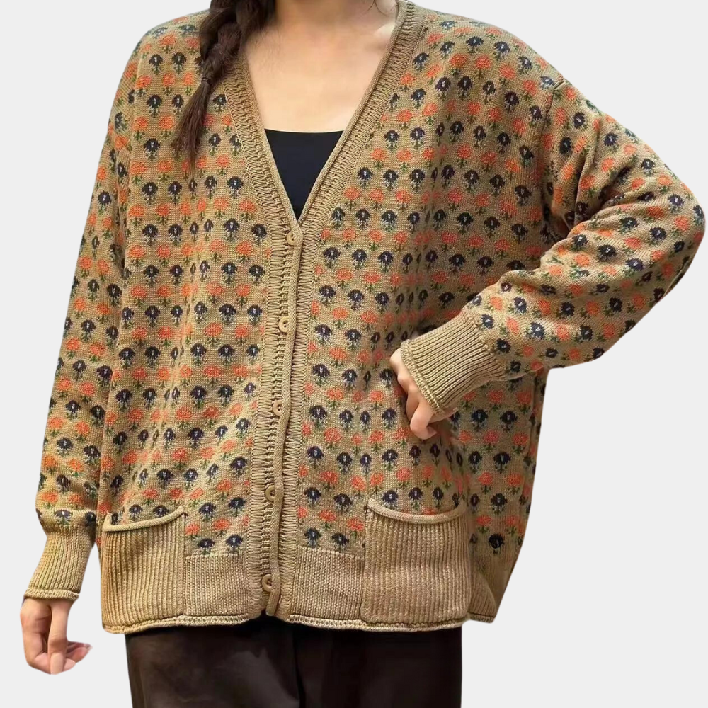 Beige gebreid vest met bloemenpatroon, V-hals en knoopsluiting. Trendy damesmode, comfortabele pasvorm, ideaal voor herfst- en winterseizoenen.