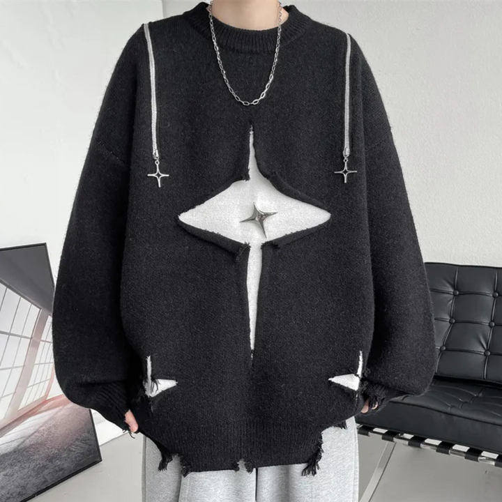 Zwarte oversized trui met stervormige uitsnijdingen, kettingdetails en gerafelde randen, gedragen door een persoon. Trendy streetwear mode.