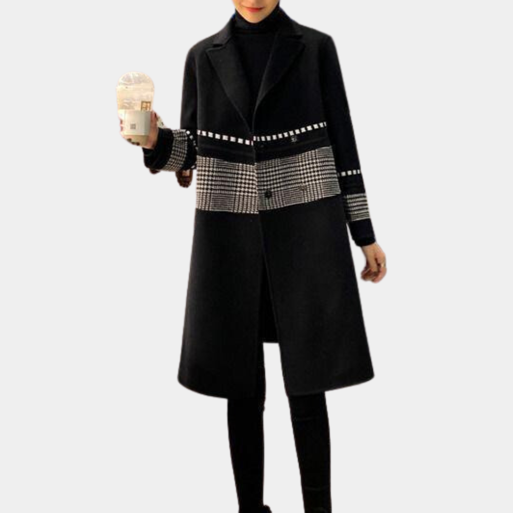 Zwarte damesjas met geruite details, lange mouwen en knoopsluiting. Stijlvolle wintermode, ideaal voor koude dagen. Elegante en moderne uitstraling.
