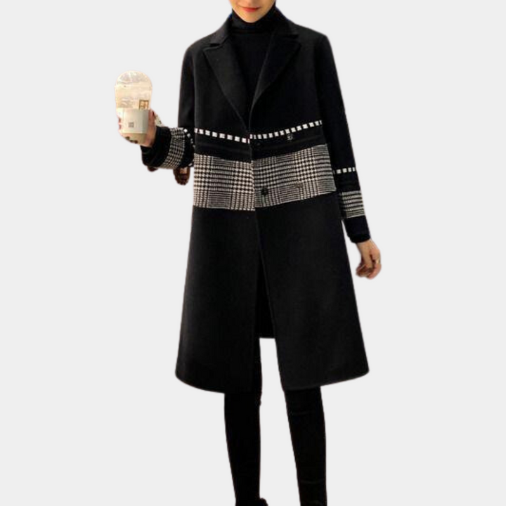 Zwarte damesjas met geruite details, lange mouwen en knoopsluiting. Stijlvolle wintermode, ideaal voor koude dagen. Elegante en moderne uitstraling.