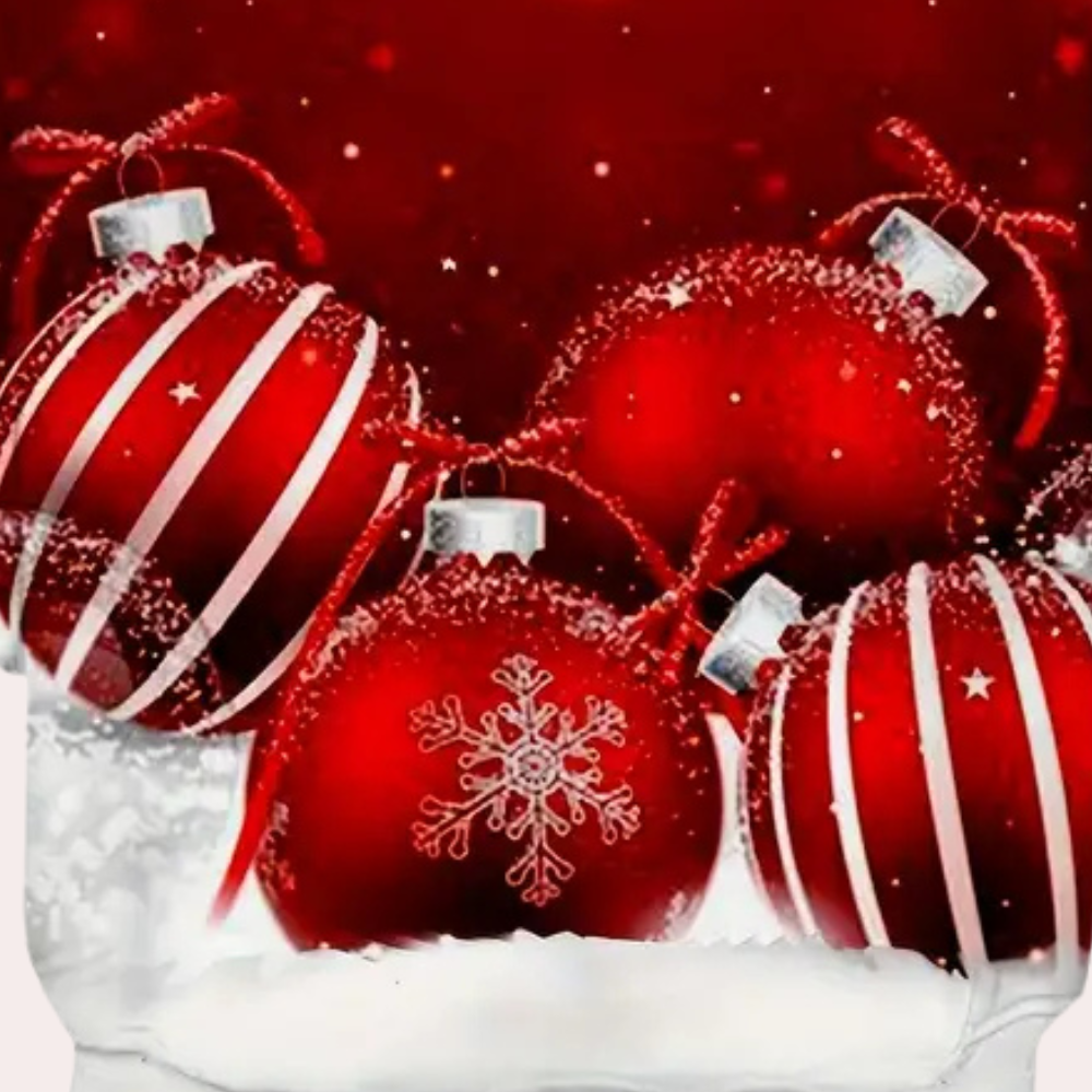 Rode kerstballen met sneeuwvlok- en streepdesigns op een besneeuwde achtergrond, perfect voor feestelijke kerstdecoratie.