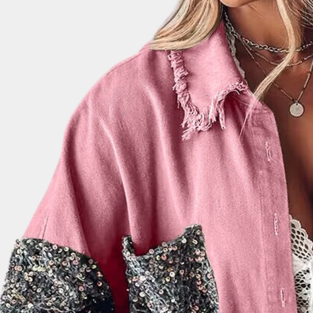 Roze spijkerjack met pailletten op mouwen, gedragen door vrouw. Modieuze dameskleding, trendy casual outfit, stijlvolle jas voor dagelijks gebruik.
