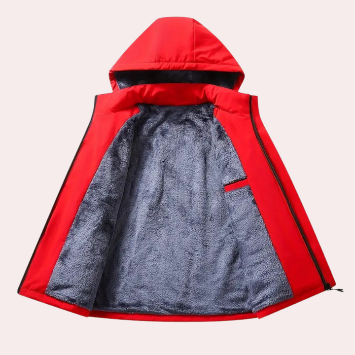 Rode winterjas met capuchon, opengeklapt om grijze fleece voering te tonen. Warme herenjas, ideaal voor koude weersomstandigheden.