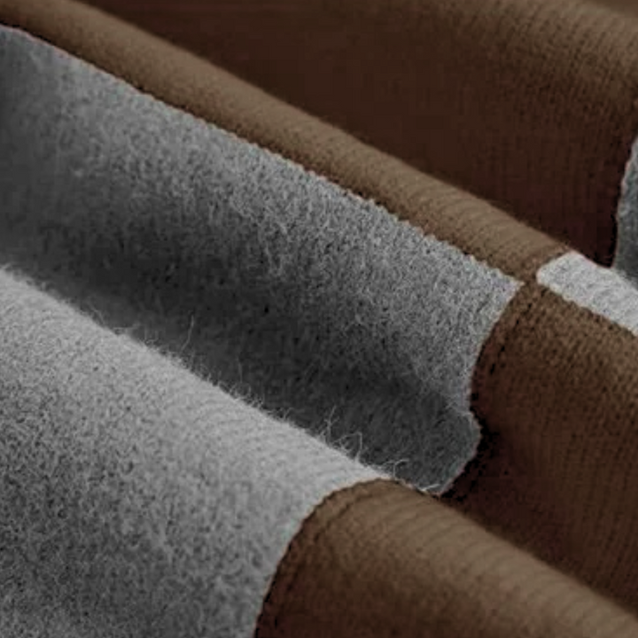 Grijze en bruine wollen stof close-up, zachte textuur, geschikt voor winterkleding en interieurdecoratie, hoogwaardige textielmaterialen.