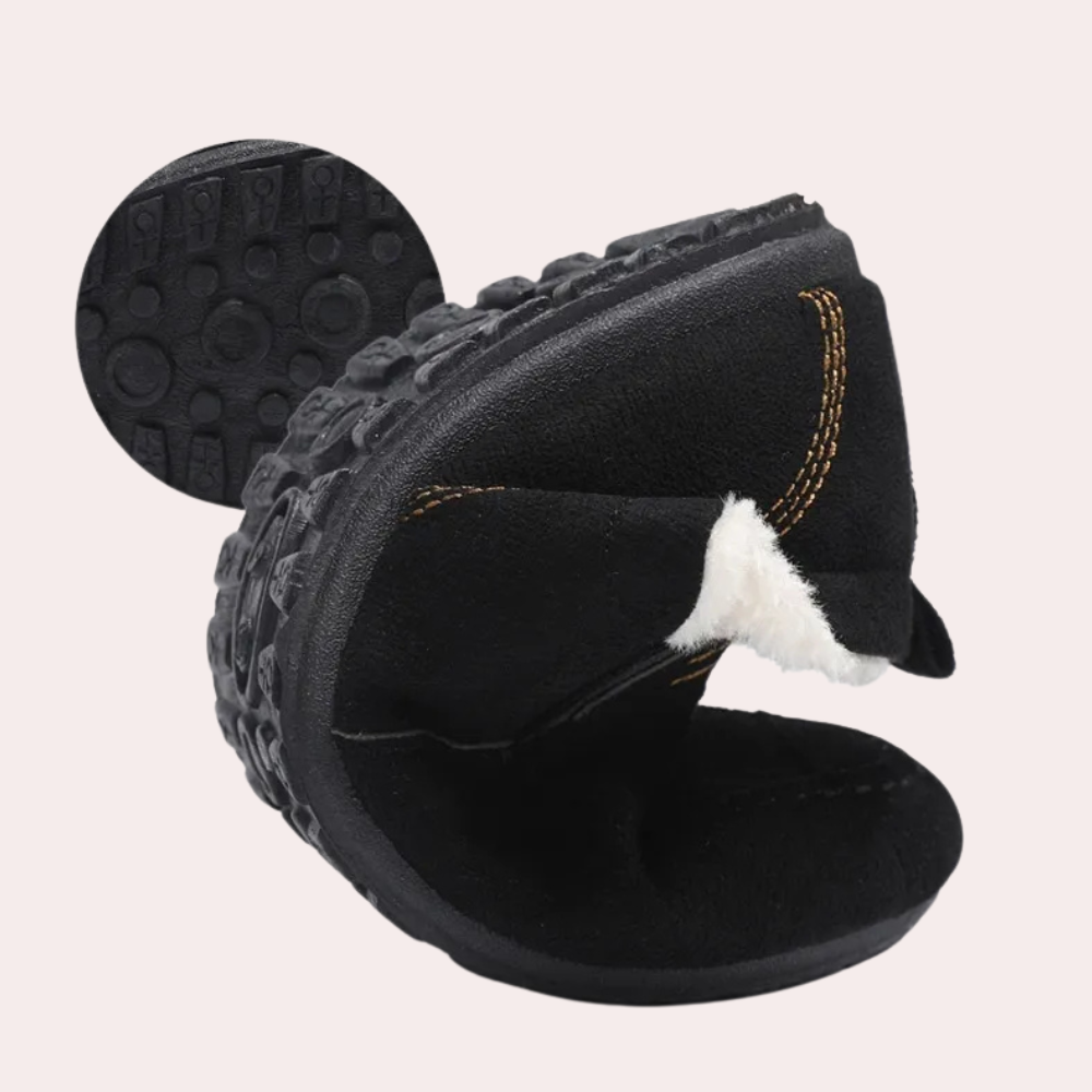 Zwarte winterlaars met antislip zool en warme voering, flexibel ontwerp, ideaal voor koude weersomstandigheden. Comfortabele en duurzame schoenen.