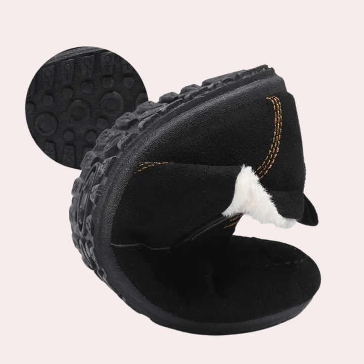 Zwarte winterlaars met antislip zool en warme voering, flexibel ontwerp, ideaal voor koude weersomstandigheden. Comfortabele en duurzame schoenen.