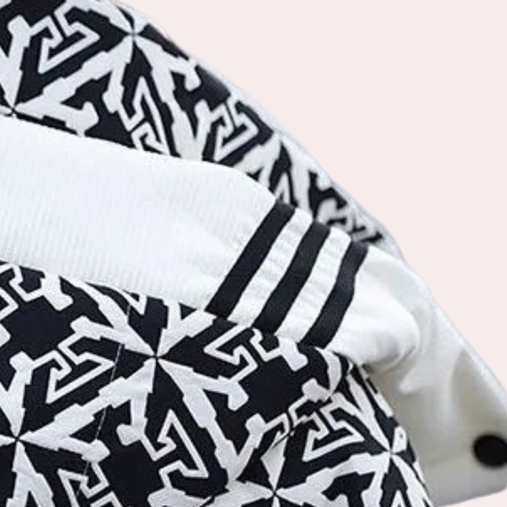 Zwart-witte grafische jas met geometrisch patroon en gestreepte kraag. Modieuze streetwear, unisex design, trendy kledingstijl.