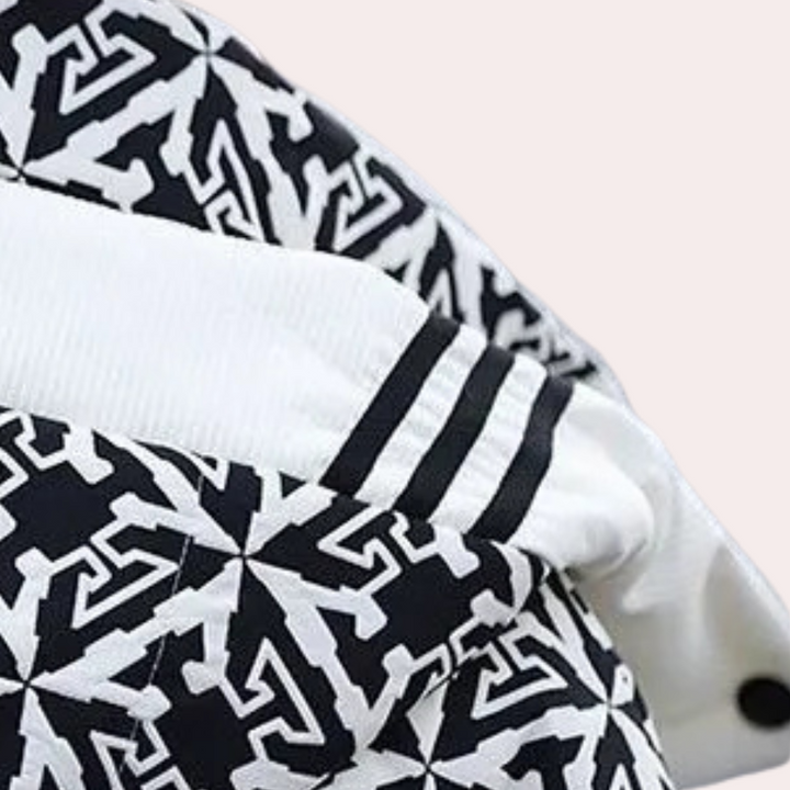 Zwart-witte grafische jas met geometrisch patroon en gestreepte kraag. Modieuze streetwear, unisex design, trendy kledingstijl.