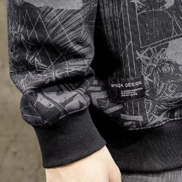 Zwarte trui met abstracte grijze print en "Mingda Design" label, close-up van mouw en textuur, modieuze streetwear kleding.