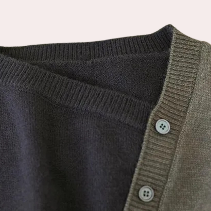 Grijze en olijfgroene gebreide trui met knopen, close-up. Stijlvolle herenkleding, comfortabele en warme stof, ideaal voor herfstmode.