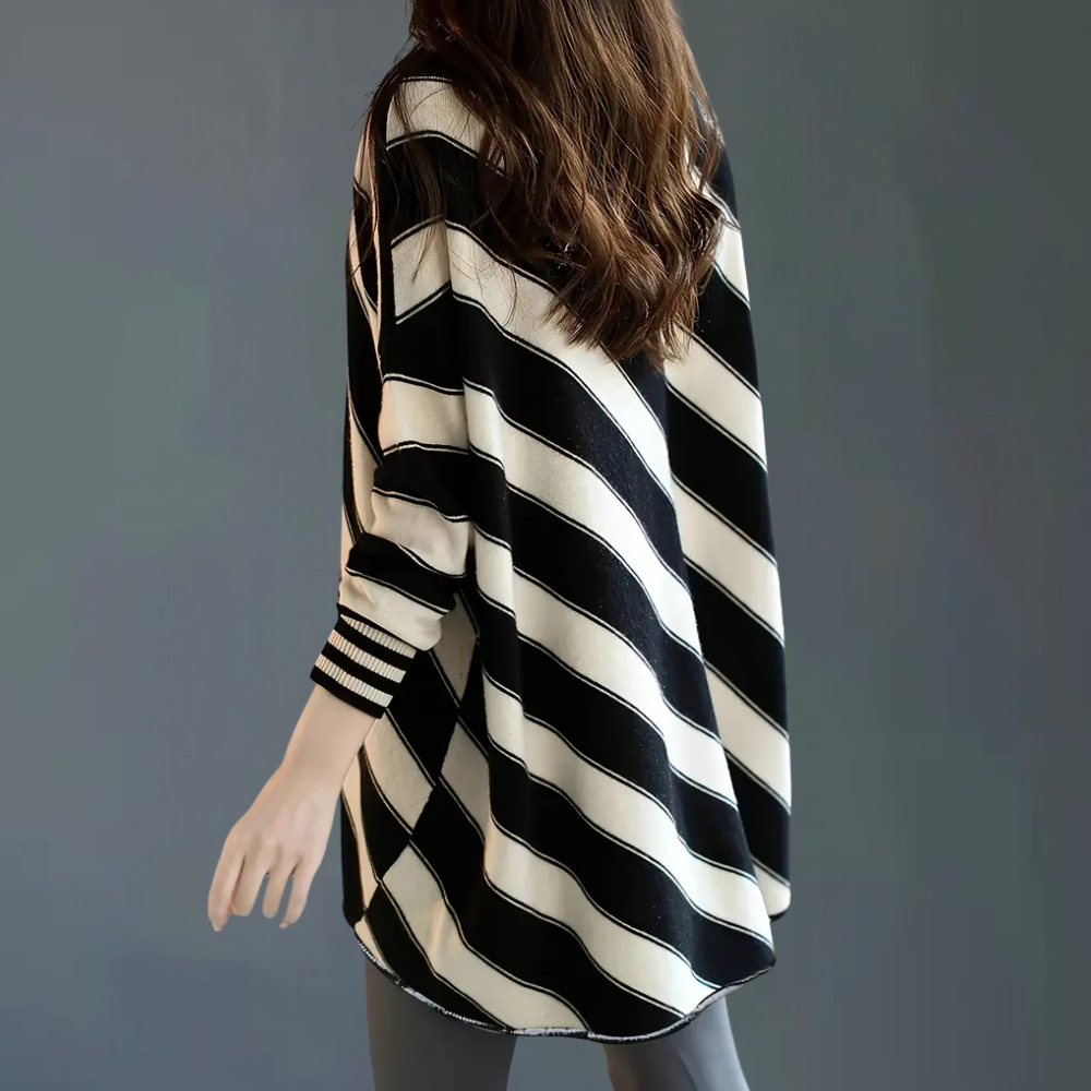Zwart-wit gestreepte oversized trui, damesmode, casual herfstkleding, lange mouwen, comfortabele pasvorm, trendy design, stijlvolle outfit.
